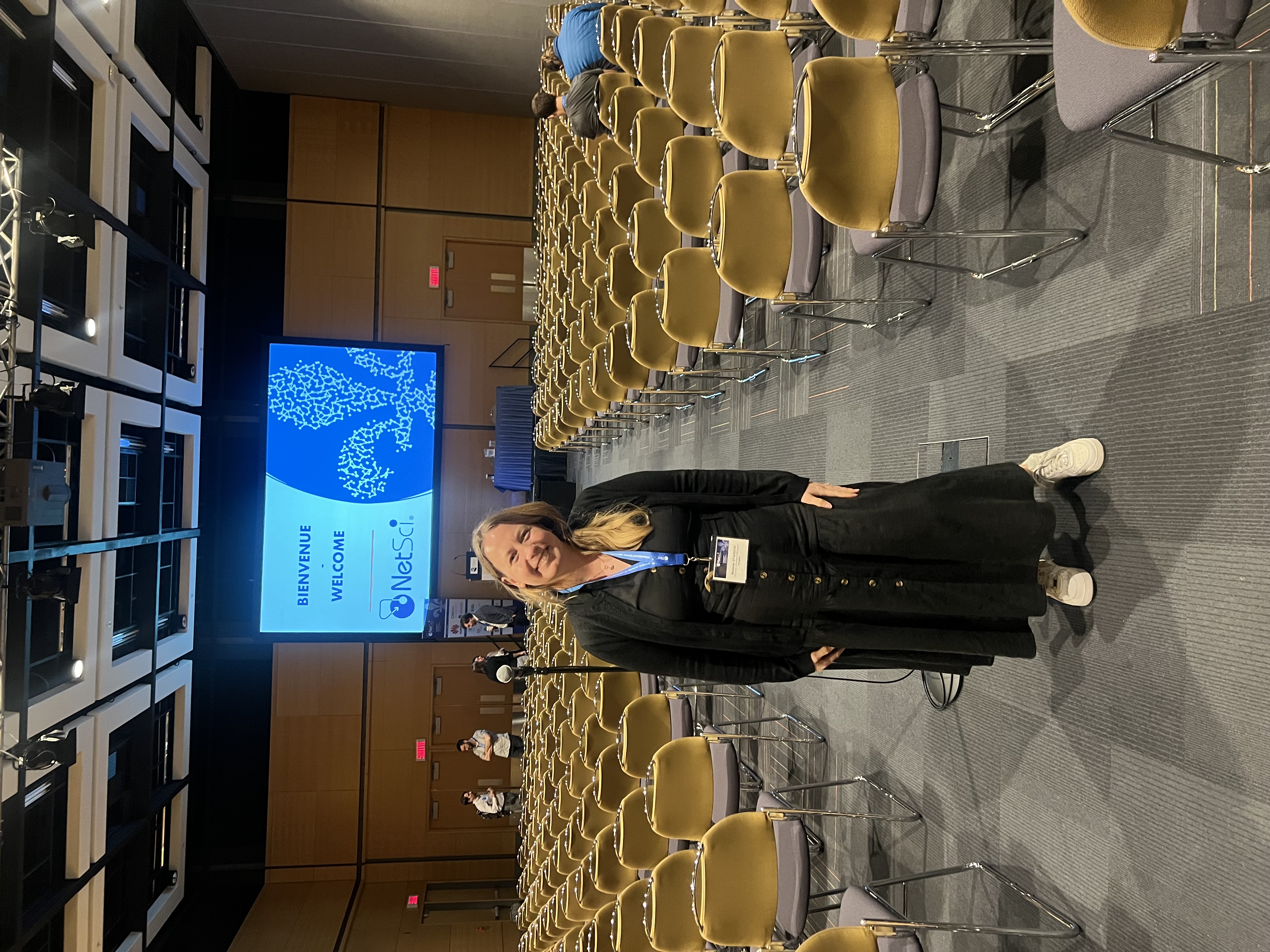 Momento de conferencia en NetSci 2024 en Quebec