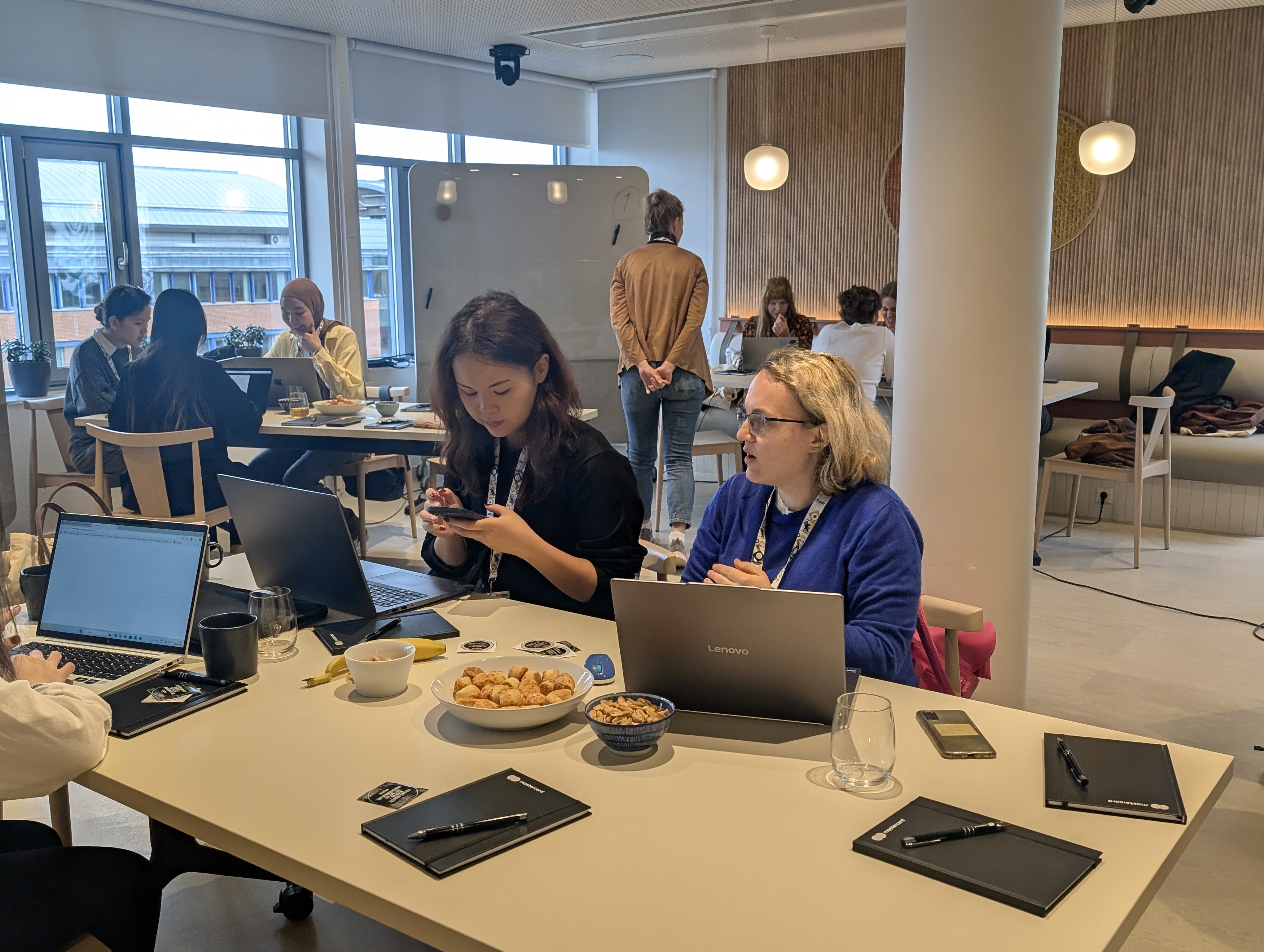 Participantes colaborando en WiDS Budapest