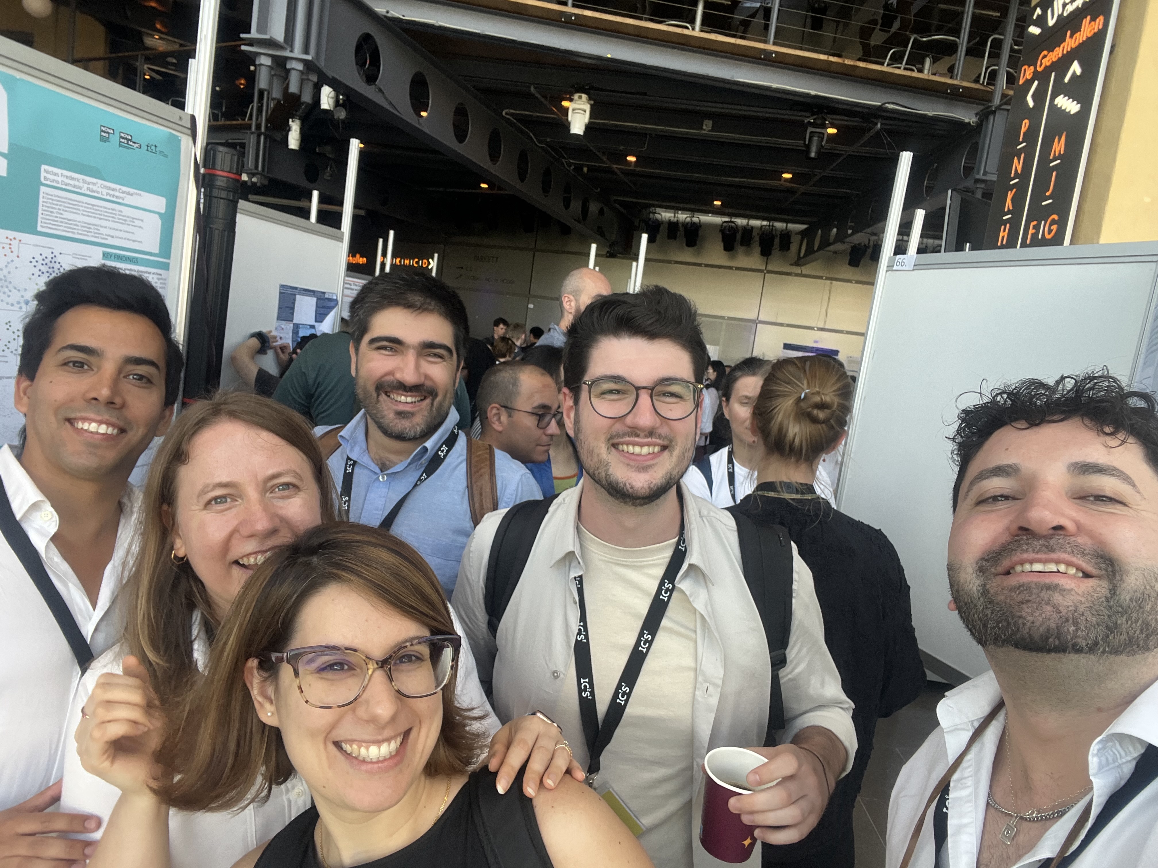 Group photo at IC2S2 2025